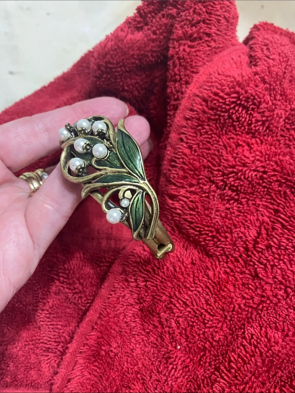 Vintage-Inspired Green Leaf and Pearl Bracelet